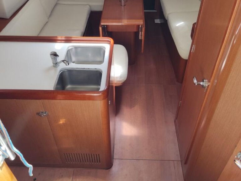 Sailboat for rent Néa Péramos at the best price