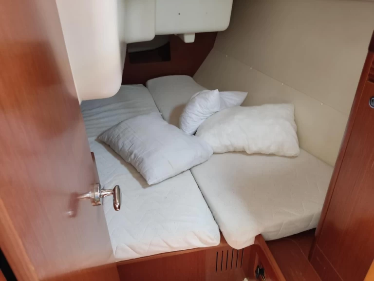 Bénéteau Oceanis 34 in Néa Péramos on SamBoat