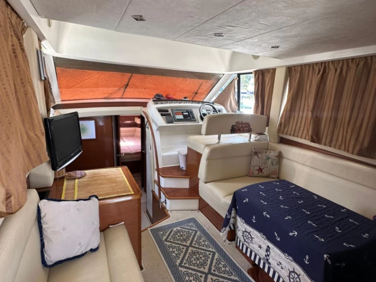 Bareboat Rental Motorboat Prestige with a boat licence