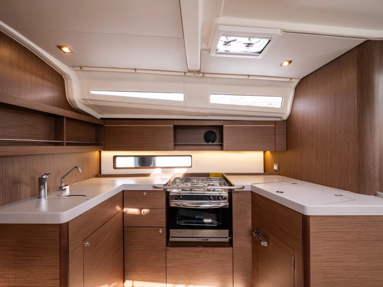 Bénéteau Oceanis 40.1 in Néa Péramos on SamBoat