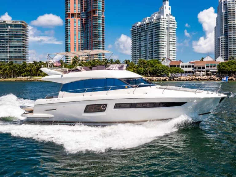Prestige Yachts Whiskey &amp; Waves in Miami on SamBoat