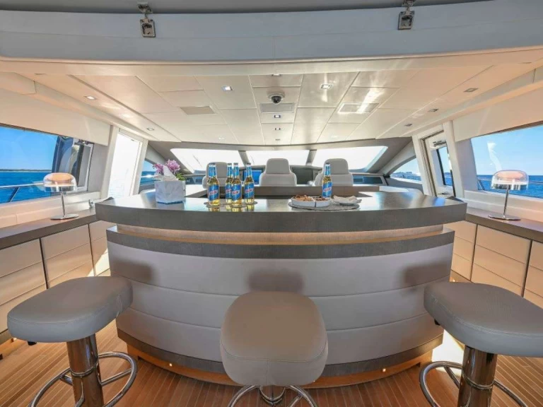 Boat rental Mangusta TOTAL in Paradise Island on Samboat