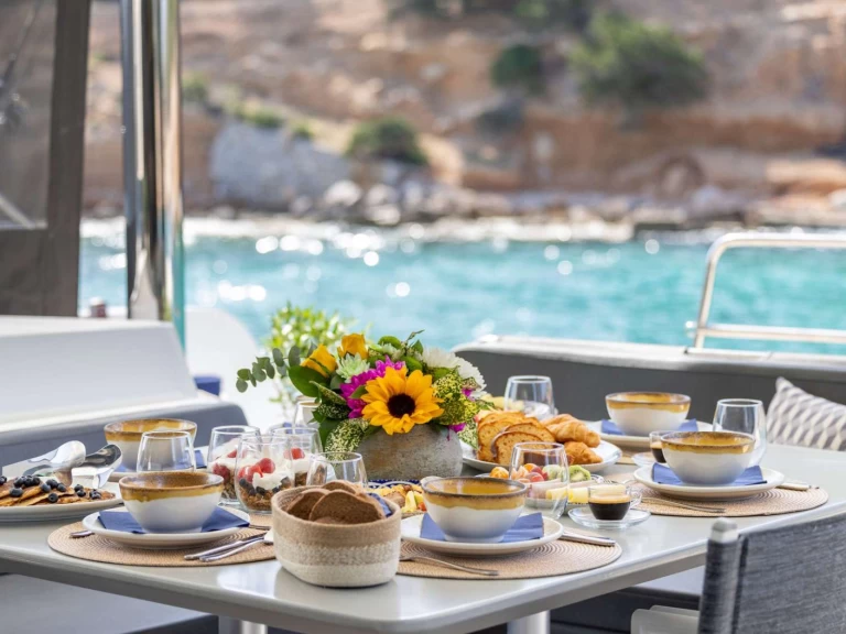 Lagoon QUEEN OF DIAMONDS  charter bareboat or captained in  Athens