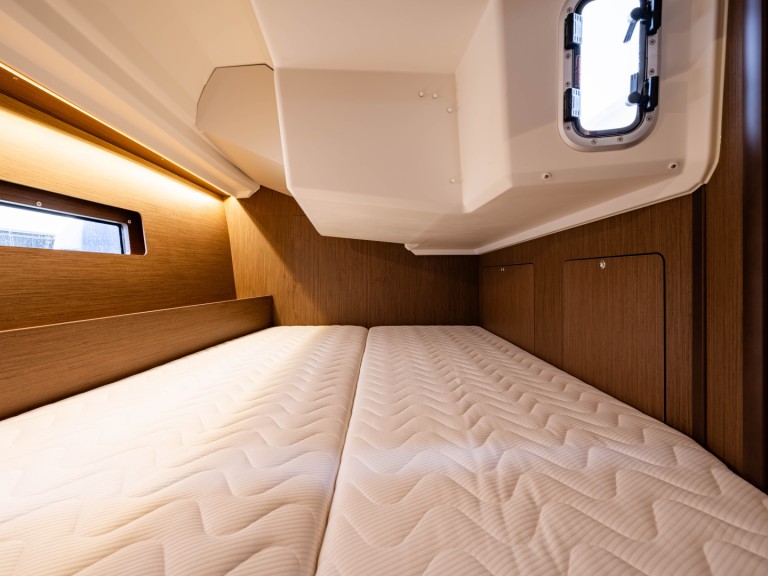 Sailboat for rent Néa Péramos at the best price