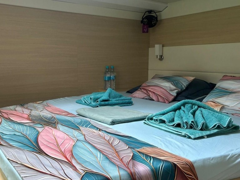 Yacht charter Eden Island cheap Lagoon 620