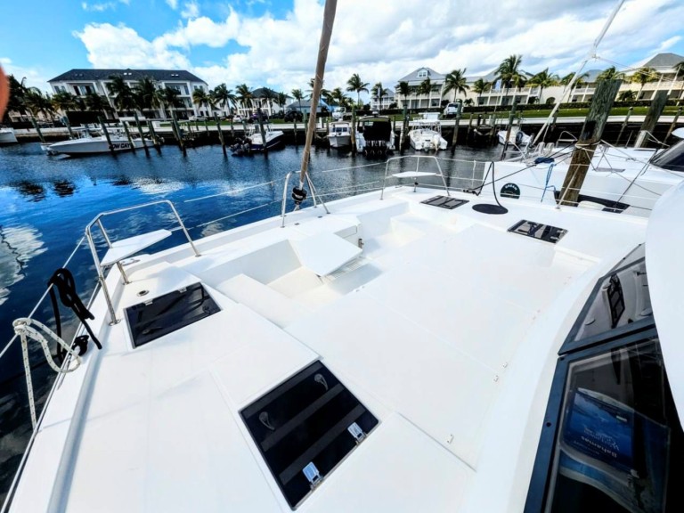 Yacht charter Nassau cheap Bali Catspace Voile