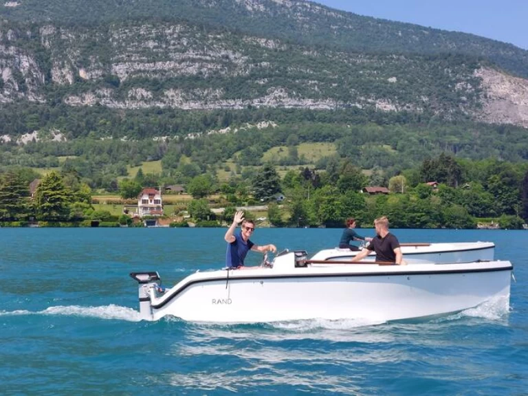 Motorboat rental with or without captain Jeanneau Évian-les-Bains