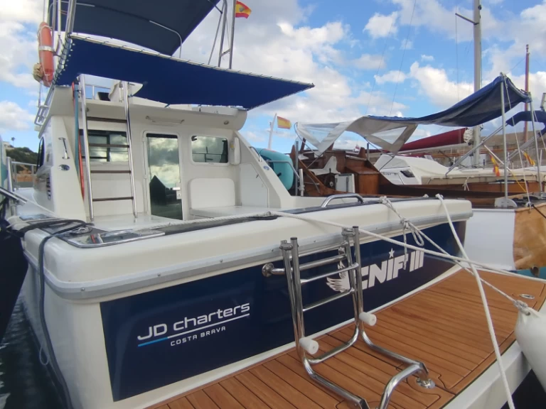 Bareboat Rental Motorboat Cayman with a boat licence