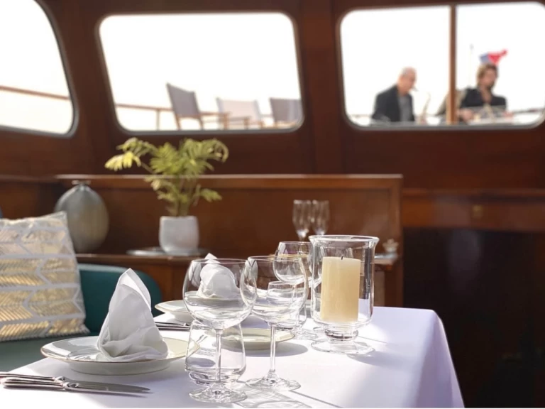 Luxury Yacht rental with or without captain Croisière sur un Paris