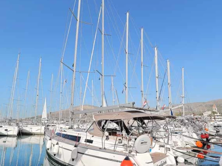 Sailboat rental in Pula - Bavaria Cruiser 37