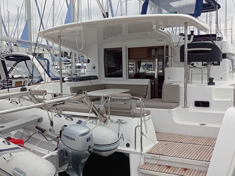 Lagoon Lagoon 40 in Alimos on SamBoat