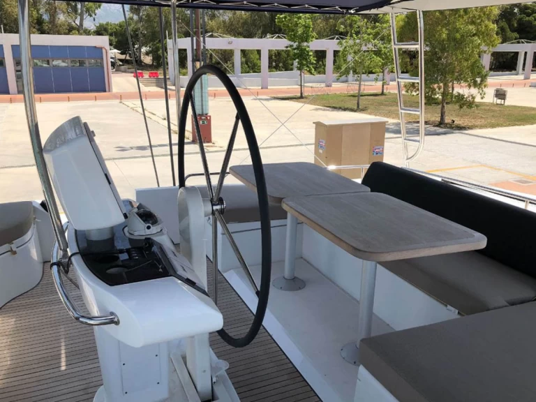 Lagoon Lagoon 52 F in Alimos on SamBoat