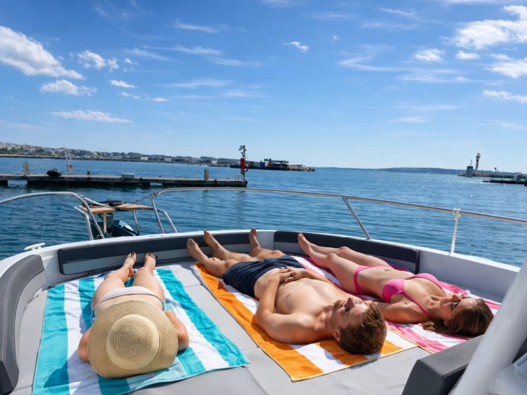 Yacht charter Cannes cheap Cap Camarat 9.0 CC