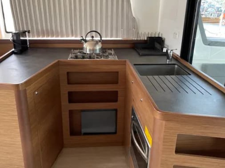 Yacht charter Lefkáda cheap Lagoon 42