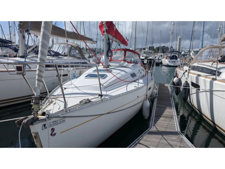 Rent a Bénéteau Oceanis 311 DL Saint-Quay-Portrieux