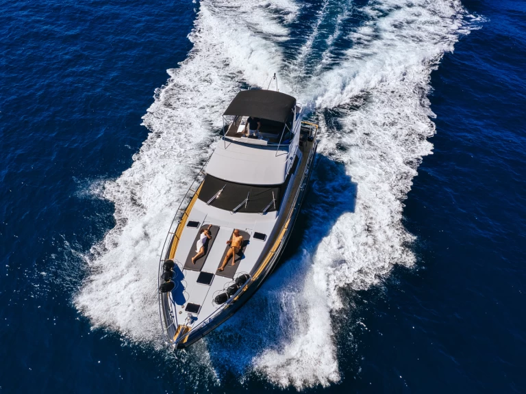 Bareboat Rental Luxury Yacht Horizon with a boat licence
