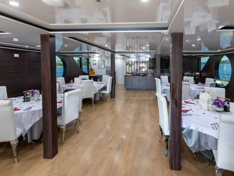 Luxury Yacht rental with or without captain  Šibenik