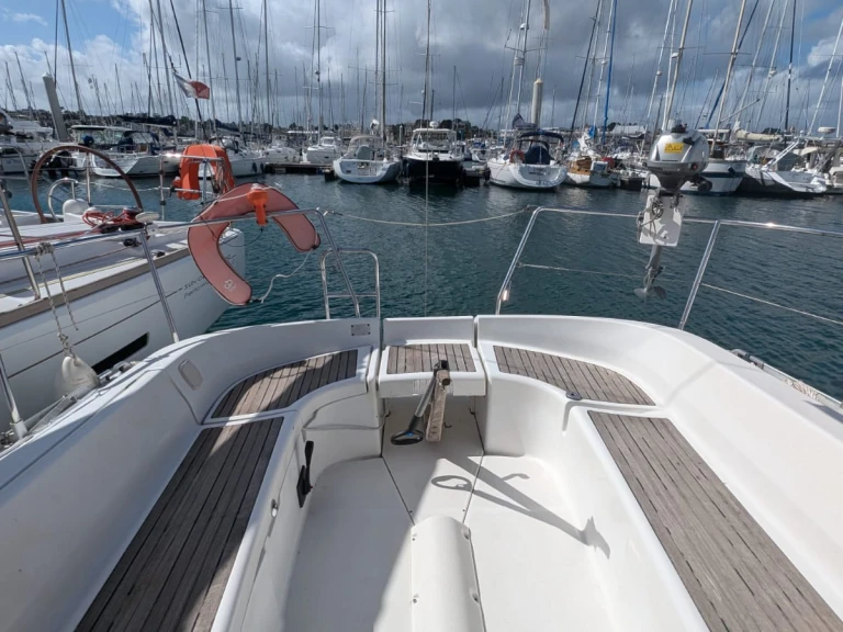 Sailboat rental in Saint-Quay-Portrieux - Bénéteau Oceanis 311 DL