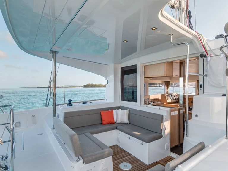 Lagoon Lagoon 39 in Port Vauban on SamBoat