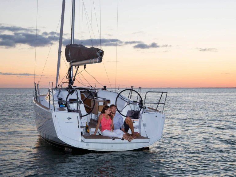 Sailboat rental with or without captain Jeanneau Port-Haliguen