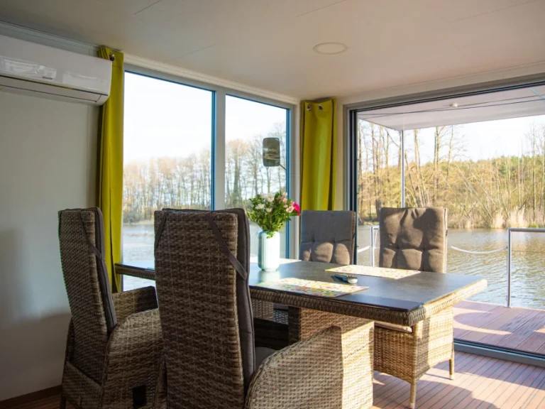 Bareboat Rental Houseboat WOMA with a boat licence