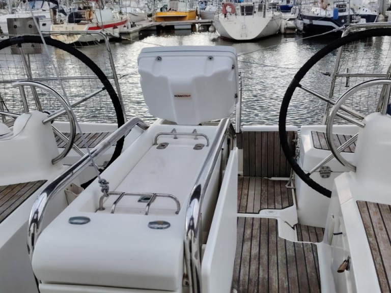 Sailboat rental with or without captain Jeanneau Port-Haliguen