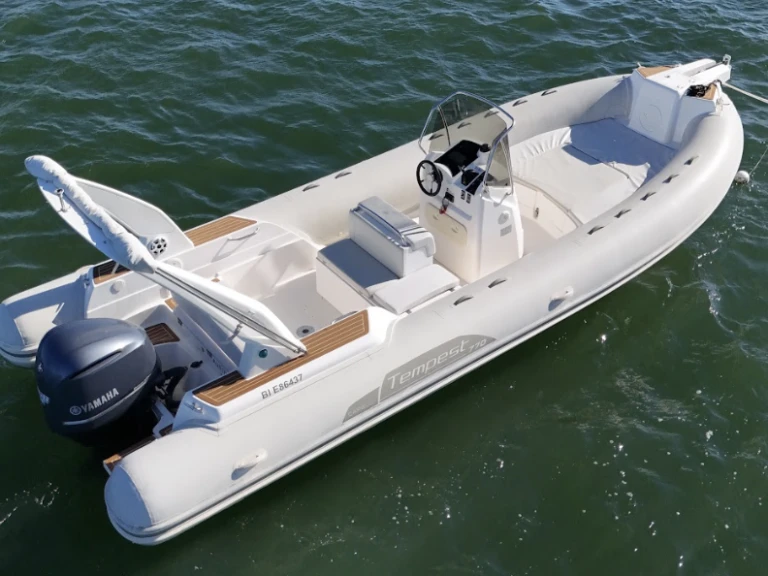 Capelli Tempest 770 Luxe charter bareboat or captained in  Lège-Cap-Ferret