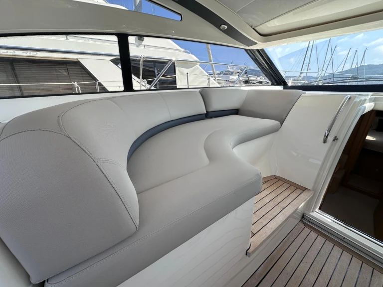 Bareboat Rental Motorboat Princess with a boat licence