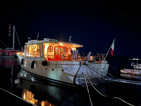 Bareboat Rental Motorboat Cantieri Santa Margherita with a boat licence