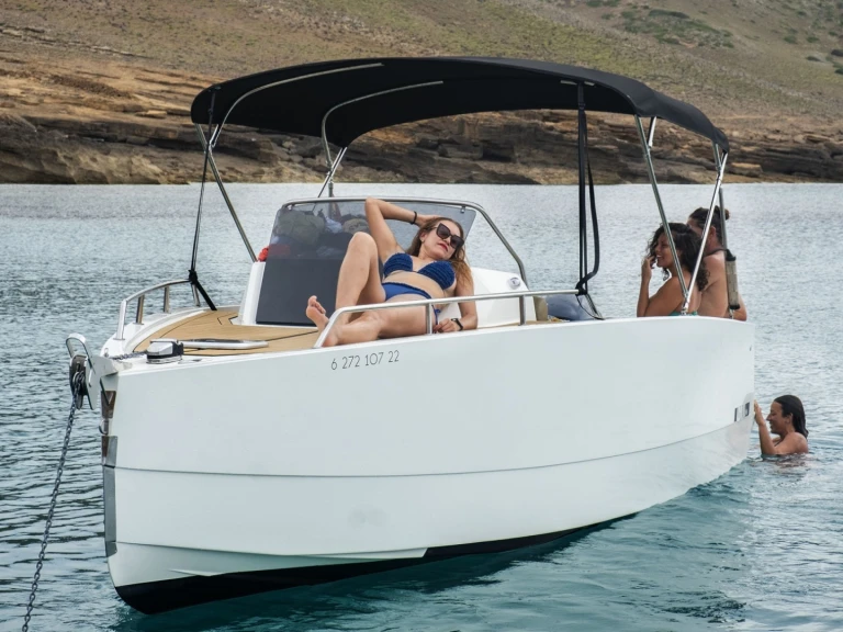 Bareboat Rental Motorboat Nuva with a boat licence