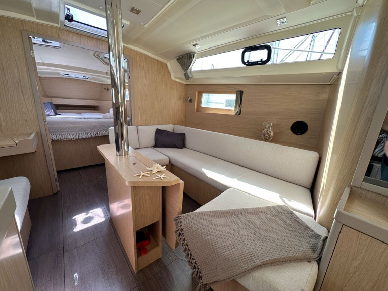 Rent a Bénéteau Oceanis 41.1 Cambrils