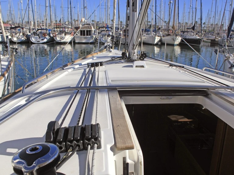 Boat rental Bénéteau Oceanis 38.1 in Cambrils on Samboat