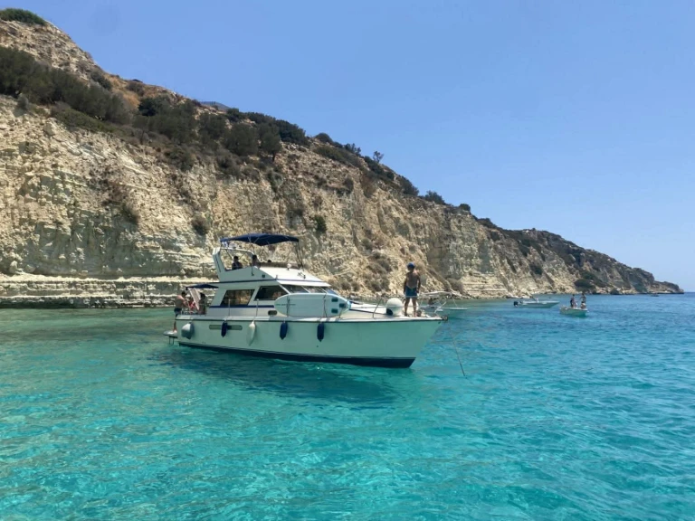 Bareboat Rental Motorboat Princess with a boat licence