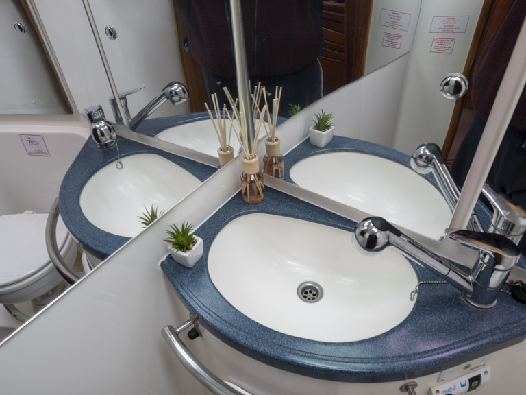 Rent a Bavaria Bavaria 40 Cruiser Palioúri