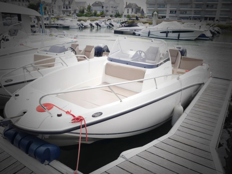 Motorboat rental in La Baule-Escoublac - Quicksilver QUICKSILVER 675 ACTIV