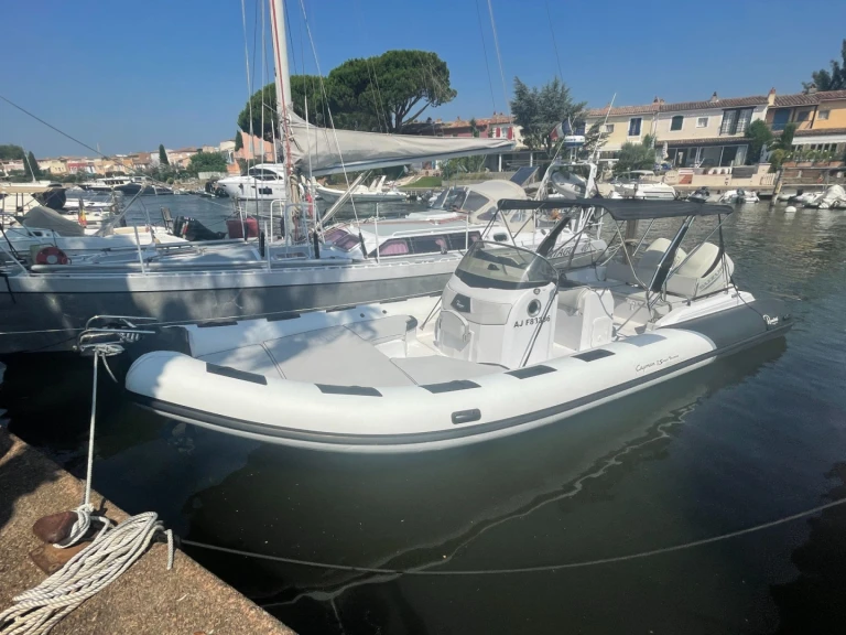 Rent a Ranieri International  CAYMAN 31 Cogolin