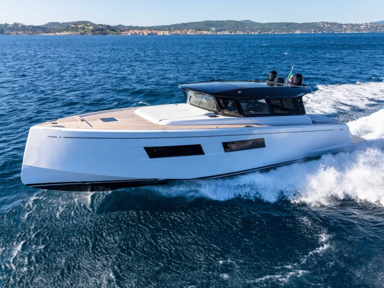 Boat rental Pardo Yachts PARDO 52 GT in Saint-Tropez on Samboat