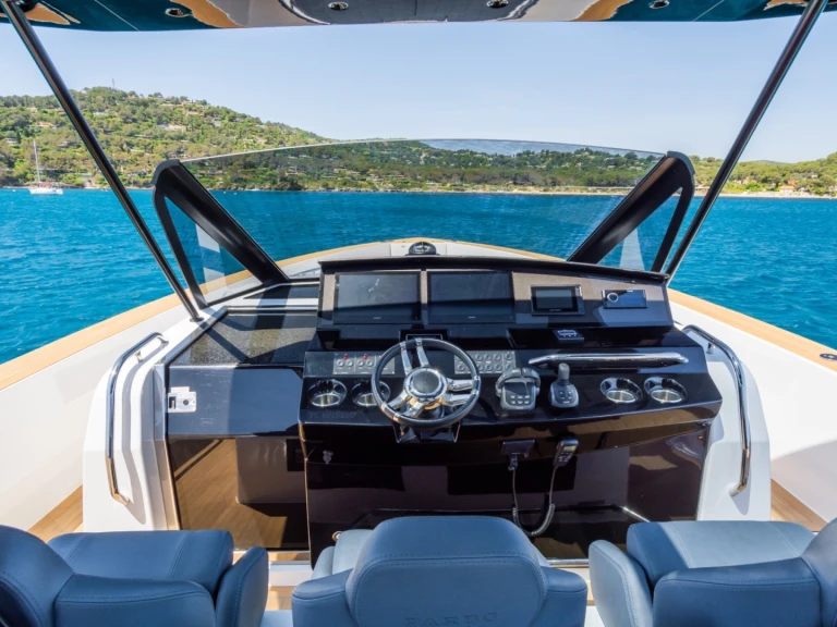 Bareboat Rental Motorboat Pardo Yachts with a boat licence