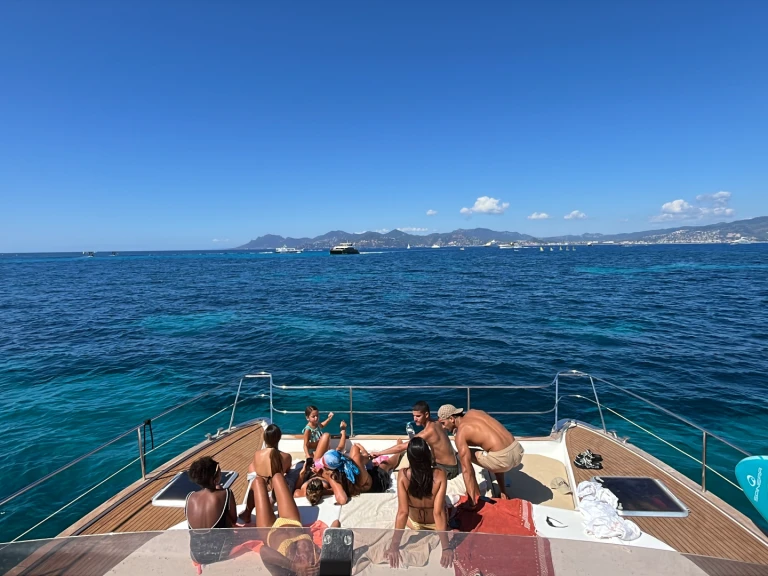 Motorboat rental in Monaco - Fountaine Pajot Cumberland 44