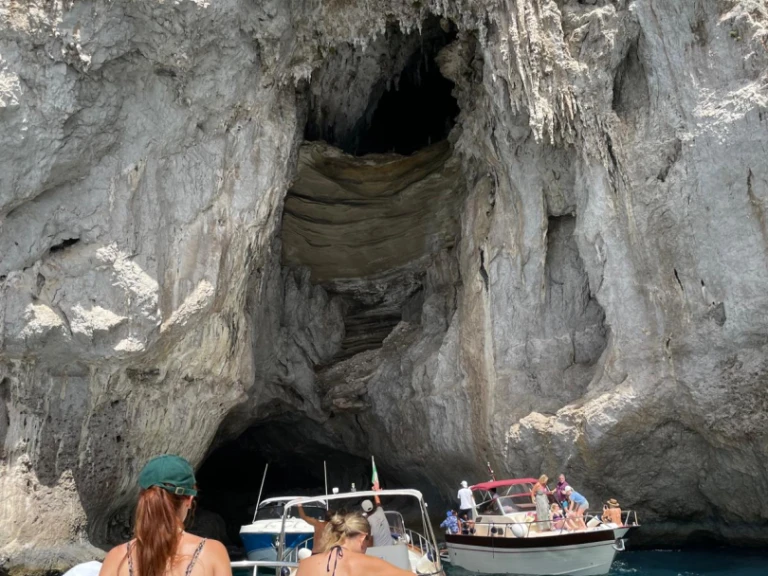 Bareboat Rental Motorboat bimax with a boat licence