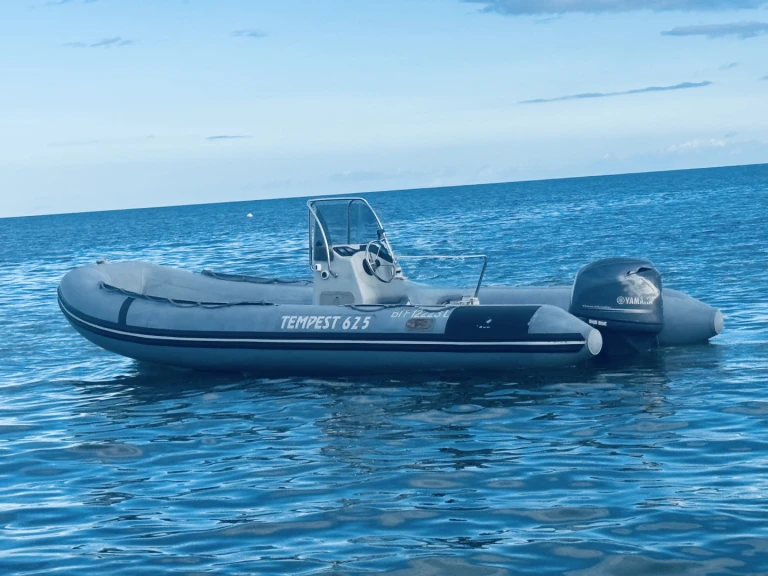 RIB rental in Pinarellu - Capelli Tempest 625 work