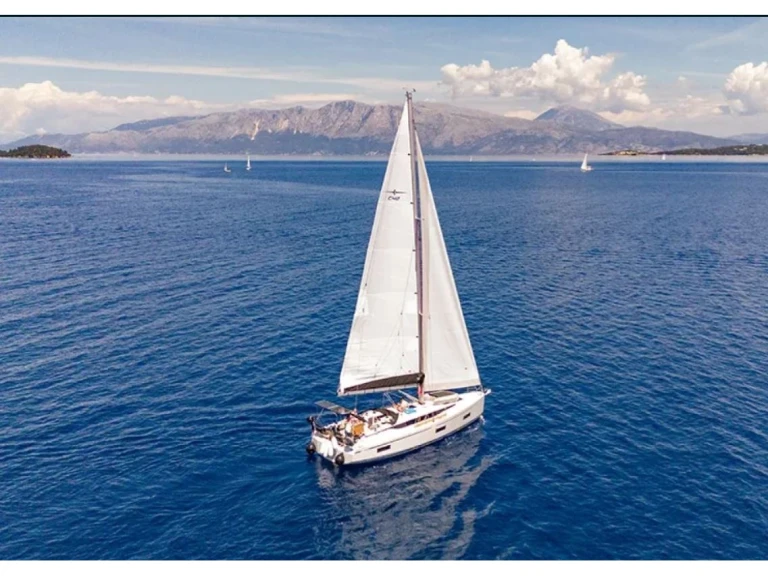 Sailboat rental in Lefkáda - Bavaria Bavaria C42