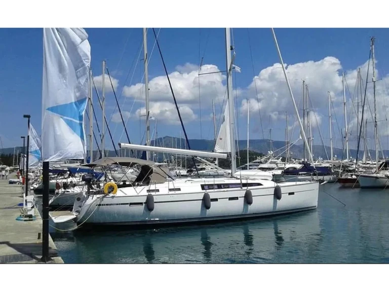 Sailboat for rent Lefkáda at the best price