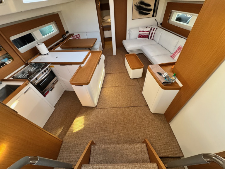 Sailboat rental with or without captain Bénéteau Lávrio