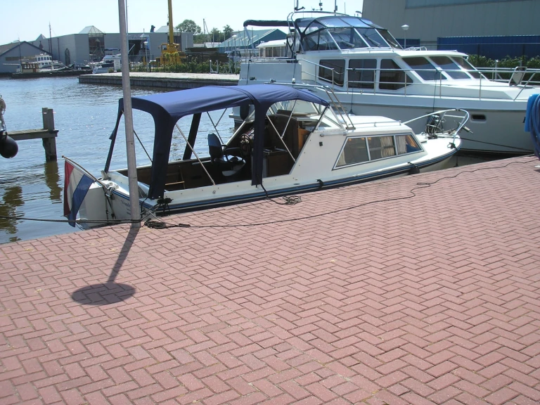 Motorboat rental with or without captain  Woudsend