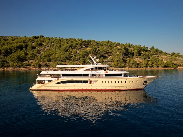 Yacht charter Split cheap Motoryacht Queen Eleganza