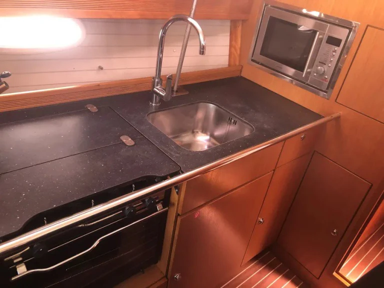 Sailboat for rent Néa Péramos at the best price