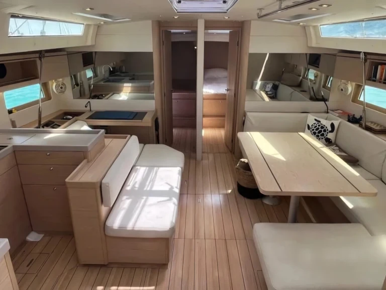 Sailboat rental with or without captain Bénéteau Vlycho