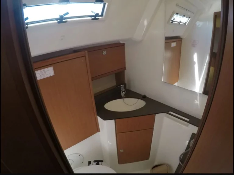 Sailboat for rent Lefkáda at the best price