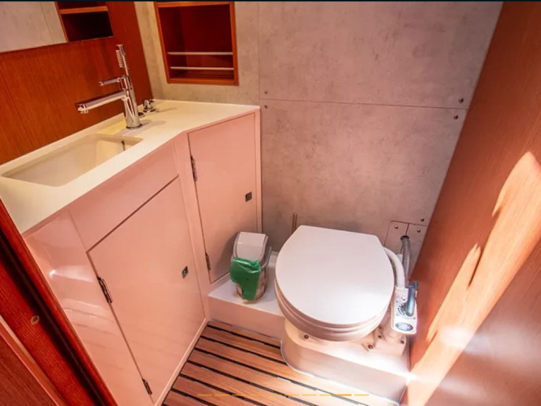 Sailboat for rent Lefkáda at the best price